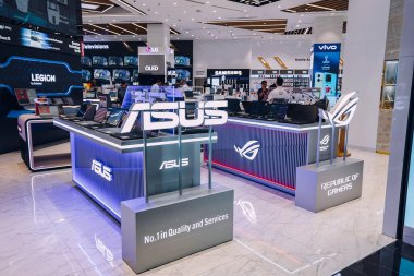 18 Ocak 2023, Dubai, BAE: ASUS bilgisayar ve elektronik mağazası AVM 'de