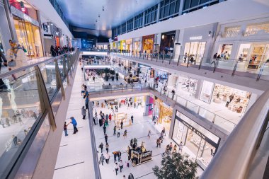 18 Ocak 2023, Dubai, BAE: çeşitli mağazaları ve ziyaretçileri olan en büyük ve ünlü Dubai alışveriş merkezinin içi