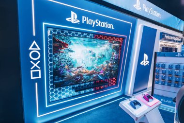18 Ocak 2023, Dubai, BAE: Oyun ve elektronik mağazasında Playstation sergisi