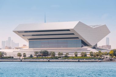 19 Ocak 2023, Dubai, BAE: Deniz kıyısında açık bir kitap şeklinde Muhammed bin Rashid kütüphanesi