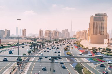 19 Ocak 2023, Dubai, BAE: Otoyol trafiği gökdelen binası ve arka planda ünlü Burj Halife ile