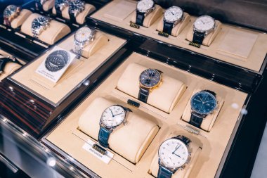 19 Ocak 2023, Dubai, BAE: Mağaza vitrininde satışa sunulan çok pahalı vintage IWC lüks saatler.
