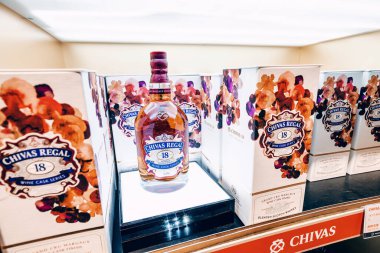 20 Ocak 2023, Dubai, BAE: Chivas Regal malt viskisi havaalanı vergisiz alkol mağazasında satılıyor
