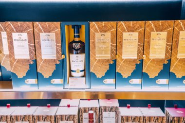 20 Ocak 2023, Dubai, BAE: Havaalanı vergisiz alkol mağazasında satılık Macallan malt viskisi