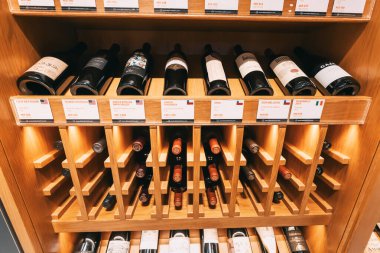 20 Ocak 2023, Dubai, BAE: Vitrinde satılık şarap şişeleri.