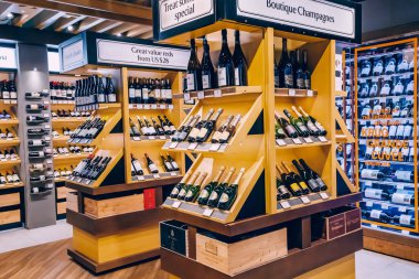 20 Ocak 2023, Dubai, BAE: Havaalanı vergisiz şarap ve şampanya şişeleri satılık