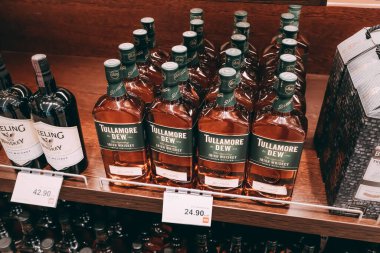 12 Ocak 2023, İzmir, Türkiye: Tullamore Dew 'in ünlü İrlanda viskisi gümrüksüz satış mağazasında satıldı