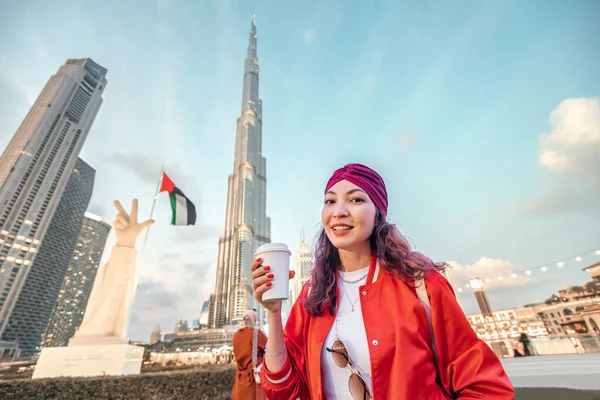 ドバイ アラブ首長国連邦の壮大なスカイラインの信じられないほどの景色を受け入れ テイクアウトコーヒーと幸せな旅行者の女の子 — ストック写真