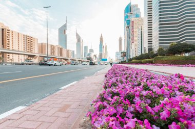 13 Ocak 2023, BAE, Dubai: Şeyh Zayed Yolu 'nun fotoğrafı Dubai' nin en işlek alanlarından birinin telaş ve telaşını gözler önüne seriyor..
