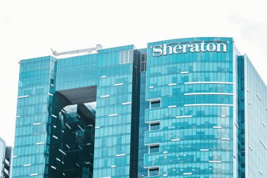 13 Ocak 2023, BAE, Dubai: Sheraton Otel binası, mavi saatte. Seyahat ve konaklama konsepti