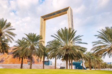 13 Ocak 2023, BAE, Dubai: Şaşırtıcı bir mimari harikası olan Dubai Frame, eşsiz ve fütüristik bir tasarıma sahip olarak şehrin ufuk çizgisinde dimdik duruyor..