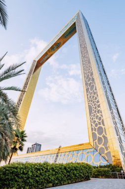 13 Ocak 2023, BAE, Dubai: Dubai çerçevesi altın rengi ve etkileyici yükseklik, şehri ziyaret eden herkes için görülmesi gereken bir cazibe.