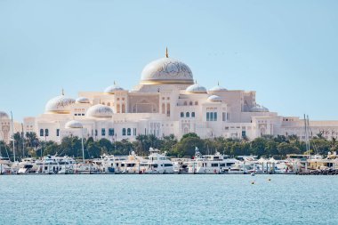 15 Ocak 2023, Abu Dabi, BAE: Qasr Al Watan kraliyet sarayı ve cumhurbaşkanlığı konutu, yat limanı manzaralı deniz manzaralı