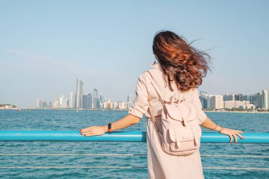 Corniche, bereketli parkları, temiz plajları ve sakin gezinti güvertesiyle şehrin koşuşturma ve koşuşturmasından ferahlatıcı bir kaçış yolu sunuyor..