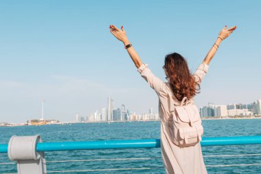 Barışçıl bir yürüyüş ya da arkadaşlarınızla canlı bir gezinti istiyorsanız Corniche 'in manzaralı koşu yollarından hareketli kafelere ve restoranlara kadar sunacak çok şeyi var. Abu Dabi, BAE