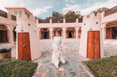 15 Ocak 2023, Abu Dhabi, BAE: Emirliklerin tarihi ve geleneklerini keşfedin. Yaşayan bir müze olan Heritage Village 'da, şehrin zengin kültürel mirasına göz gezdirin..