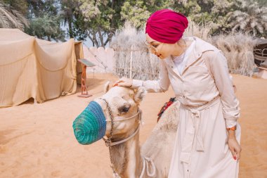 Yabancı bir ülkenin harikalarını keşfetmek için cesur ve maceraperest bir Hintli kadın ile birlikte, bir Arap köyünün antik ve tarihi sokaklarında deve sürerken.