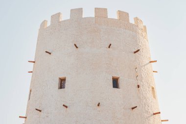 Birleşik Arap Emirlikleri 'nin eski kasaba bölgesinde tarihi bir kule. Kule taştan yapılmıştır ve bölgenin tipik zengin tarihinin karmaşık mimari ayrıntılarına sahiptir..