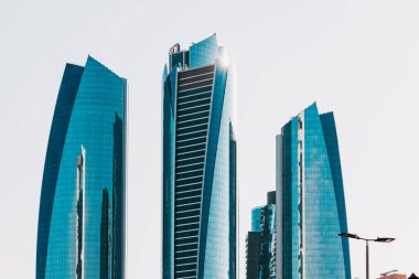Abu Dabi 'nin gökyüzüne kadar uzanan ve dünya çapında tanınan ikonik bir siluet oluşturan yüksek binalarının nefes kesen güzelliğine hayret ediyorum..