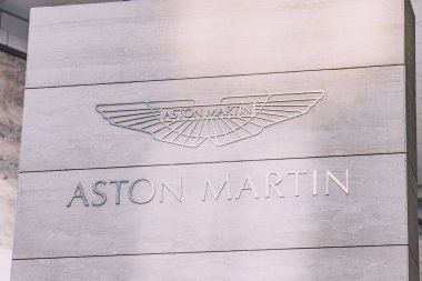 15 Ocak 2023, Abu Dabi, BAE: Aston Martin lüks otomobil dükkanı tabelası