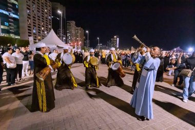 15 Ocak 2023, Abu Dabi, BAE: Bayram kutlamalarında geleneksel Afrikalı ya da Arap folklor enstrümanları çalan insanlar