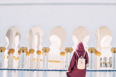 Geleneksel Abaya 'ya sarılı meraklı bir gezgin, muhteşem Şeyh Zayed Büyük Camii' nin karmaşıklıklarını keşfeder..
