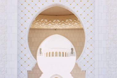 Şeyh Zayed Büyük Camii 'nin ikonik kemerleri görkemli bir şekilde yükselir, ziyaretçileri karmaşık ayrıntılarına hayran olmaya çağırır..