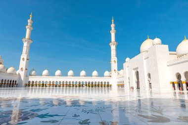 15 Ocak 2023, Abu Dhabi, BAE: Ziyaretçiler Şeyh Zayed Büyük Camii 'nin zeminini süsleyen karmaşık çiçek desenleri yaratma becerilerini ve sanatını takdir edebilirler..