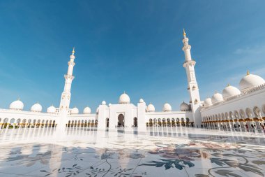 15 Ocak 2023, Abu Dabi, BAE: Şeyh Zayed Büyük Camii 'nin büyüleyici güzelliği zeminini süsleyen karmaşık çiçek motifleriyle vurgulanmıştır..
