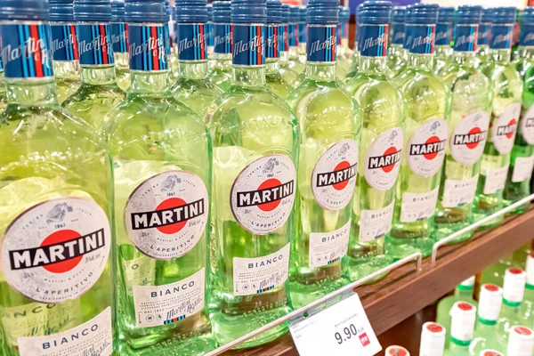 Ocak 2023 Zmir Türkiye Alkolik Dükkanında Satılık Çok Sayıda Martini — Stok fotoğraf