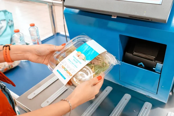 January 2023 Uae Dubai Girl Customer Scanning Paying Takeaway Salad — Stock Photo, Image