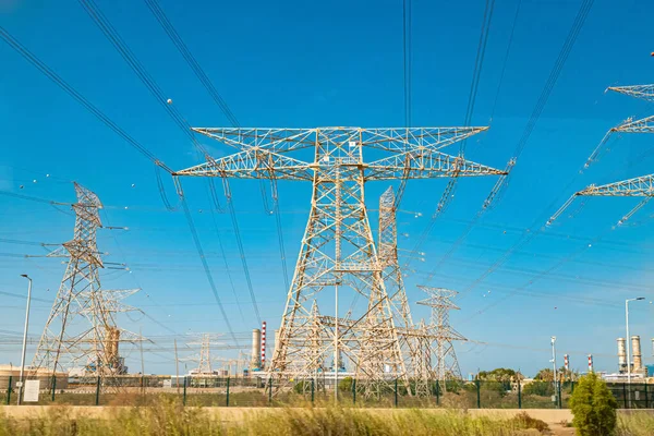 Yüksek Voltaj Hatları Tüketicilere Enerji Iletimi Için Kabloları Olan Bir — Stok fotoğraf