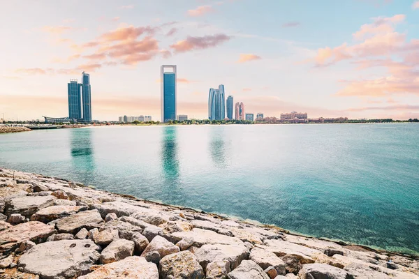 Höga Skyskrapor Som Prickar Abu Dhabis Kust Dessa Magnifika Strukturer — Stockfoto
