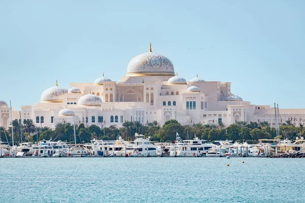 2023年1月15日 アブダビ アラブ首長国連邦 ワタン王宮と大統領の居住地 マリーナポートと海辺の景色 — ストック写真