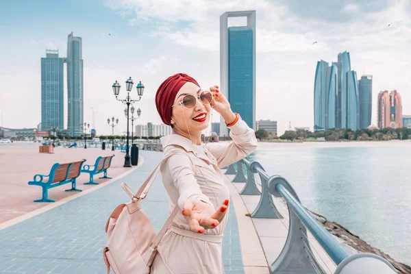 Menina Indiana Caminha Longo Dique Abu Dhabi Apreciando Belas Vistas — Fotografia de Stock