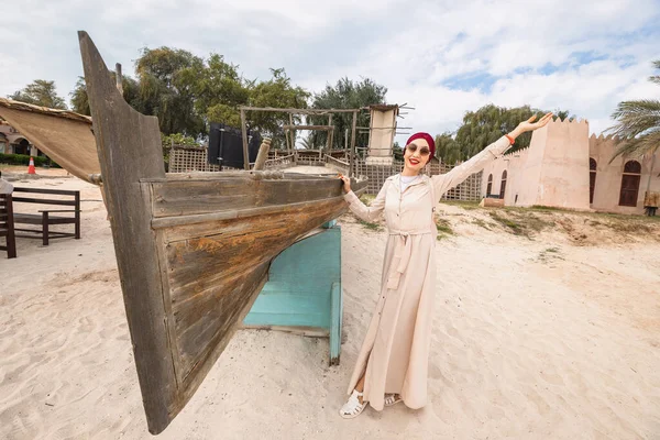 Touristin Erkundet Überreste Eines Arabischen Dhau Bootes Vae Heritage Village — Stockfoto