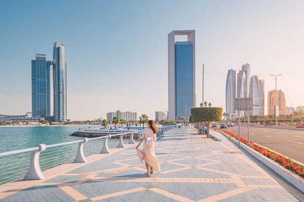 Berjalan Jalan Sepanjang Abu Dhabi Corniche Sebuah Pemandangan Tepi Laut — Stok Foto