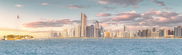 Abu Dhabis Panoramaskyline Utvecklas Ständigt Och Nya Skyskrapor Och Utvecklingar — Stockfoto