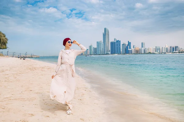 Mladá Žena Kráčí Písčité Pláži Občas Podívá Působivému Panoramatu Obdivuje — Stock fotografie