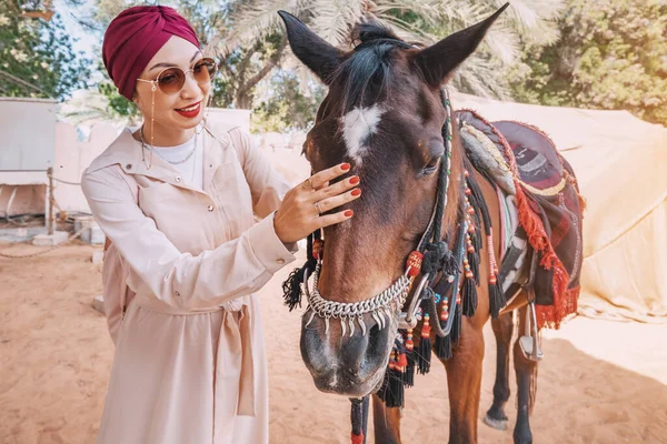 Молодая Девушка Уверенно Стоит Рядом Своей Величественной Арабской Лошадью Оба — стоковое фото