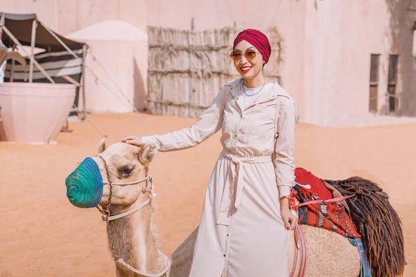 Mladá Dívka Pohybuje Klikatých Stezkách Arabského Dědictví Vesnice Vrcholu Svého — Stock fotografie