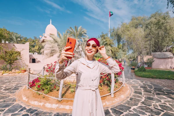 2017 Abu Dhabi Uae Happy Asian Girl Headcarff Walking Old — 스톡 사진