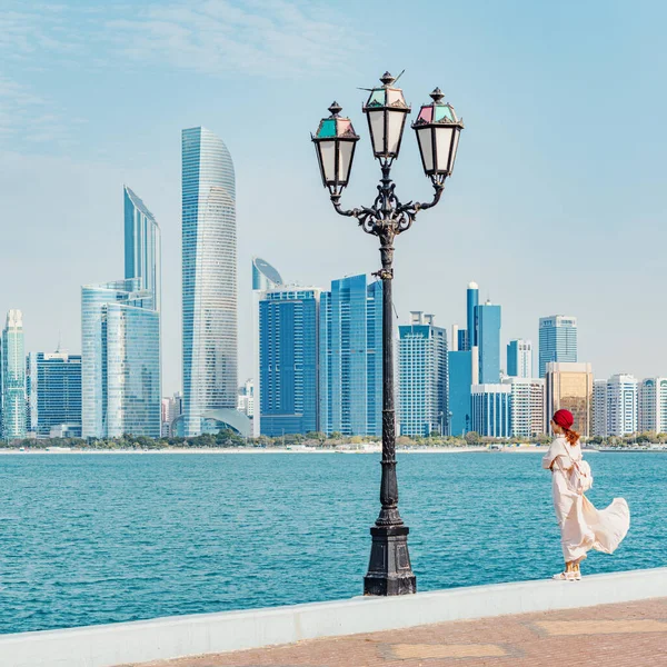 Menina Desfrute Passeio Pelas Ruas Movimentadas Abu Dhabi Onde Arranha — Fotografia de Stock