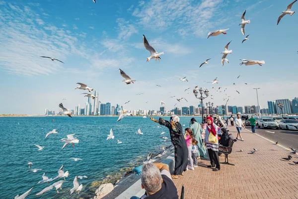 January 2023 Abu Dhabi Uae People Feeding Crowd Seagulls City — Stock Photo, Image