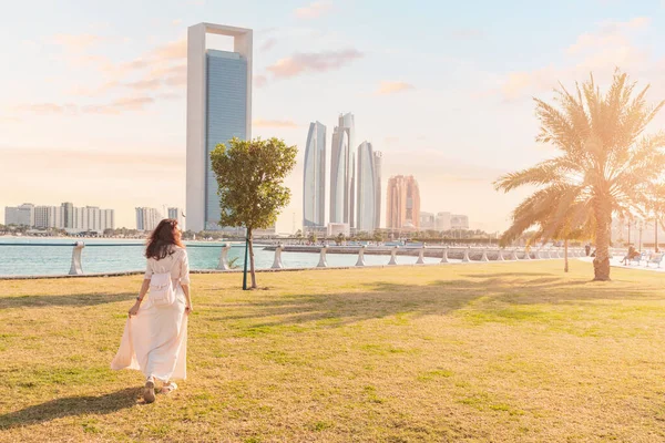 Жінка Неквапливо Прогулюється Парком Абу Дабі Насолоджуючись Тінню Пальм Прохолодним — стокове фото