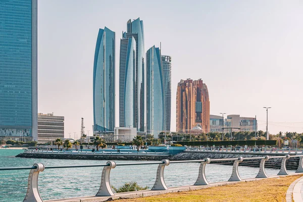 Januari 2023 Abu Dhabi Verenigde Arabische Emiraten Torenhoge Wolkenkrabbers Aan — Stockfoto