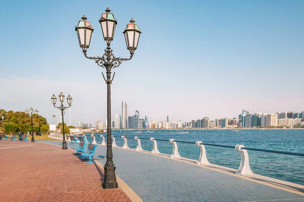 Höga Skyskrapor Som Prickar Abu Dhabi Uae Stad Vall Linje — Stockfoto