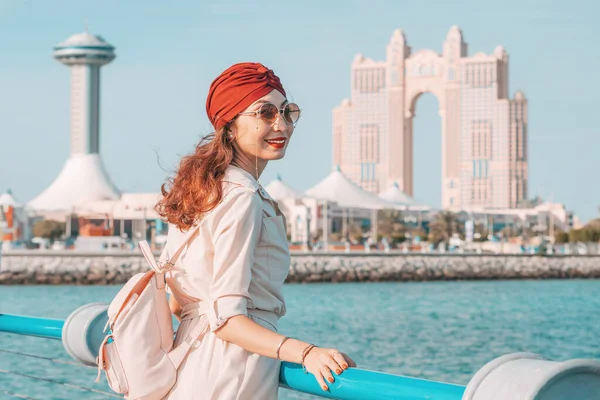 Menina Indiana Andando Longo Passeio Corniche Abu Dhabi Emirados Árabes — Fotografia de Stock