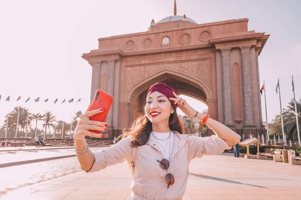 Januar 2023 Abu Dhabi Vae Glückliches Indisches Mädchen Macht Selfie — Stockfoto