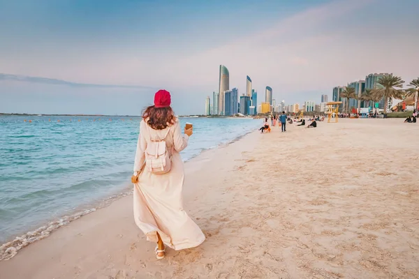 Щаслива Дівчина Йде Піщаному Пляжі Кавою Центрі Хмарочоса Абу Дабі — стокове фото